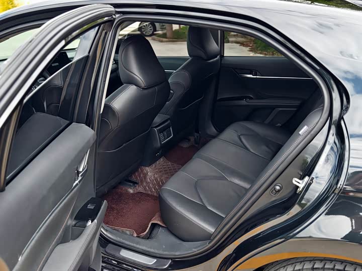 Фото 15 - Toyota Camry