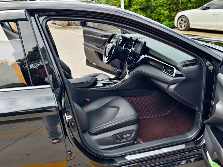 Фото 16 - Toyota Camry