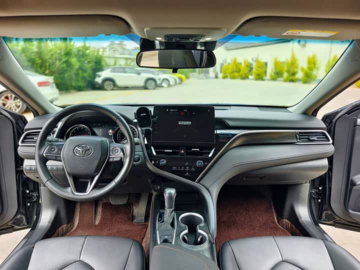 Фото 17 - Toyota Camry