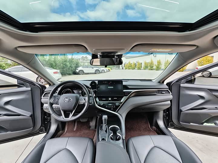 Фото 19 - Toyota Camry