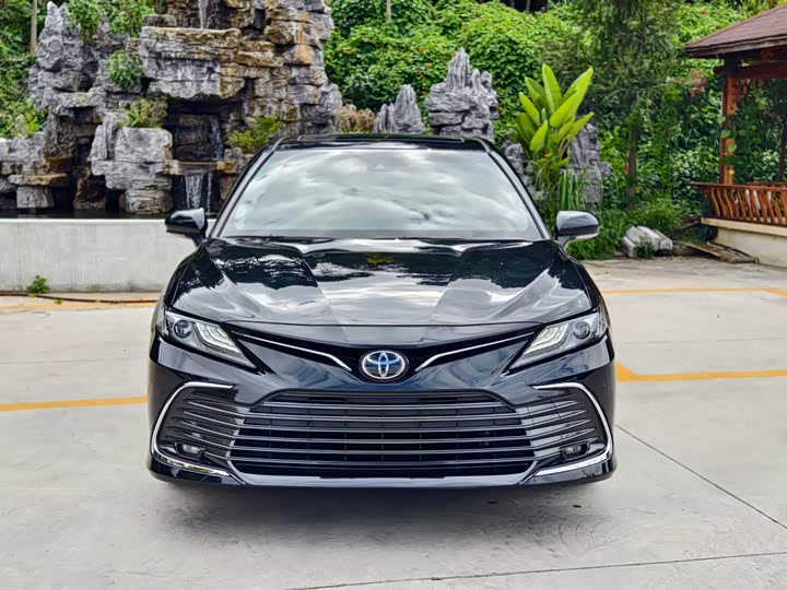 Фото 2 - Toyota Camry