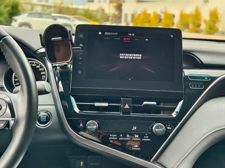 Фото 24 - Toyota Camry