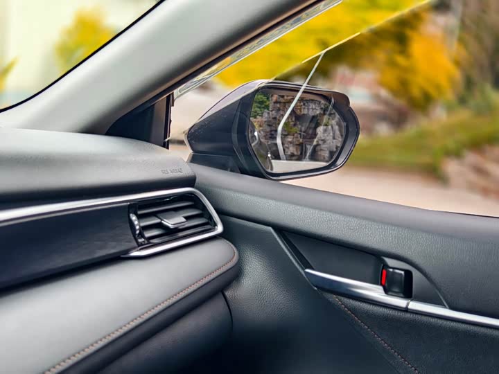 Фото 25 - Toyota Camry