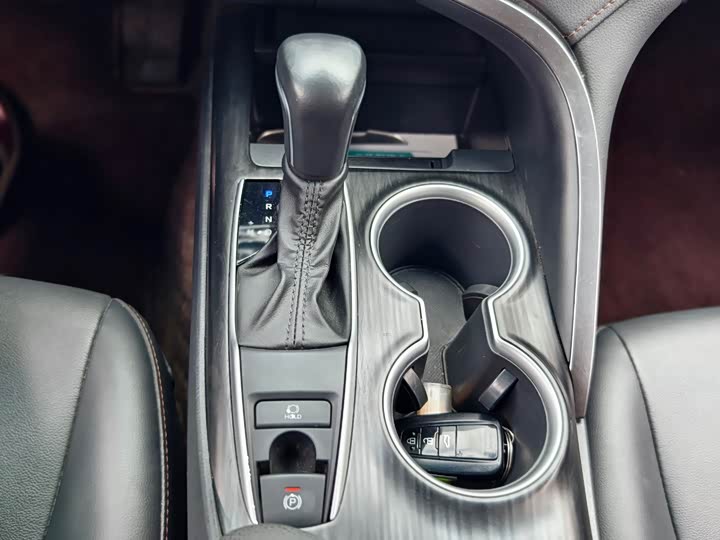 Фото 26 - Toyota Camry