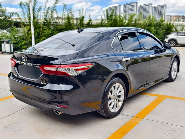 Фото 4 - Toyota Camry