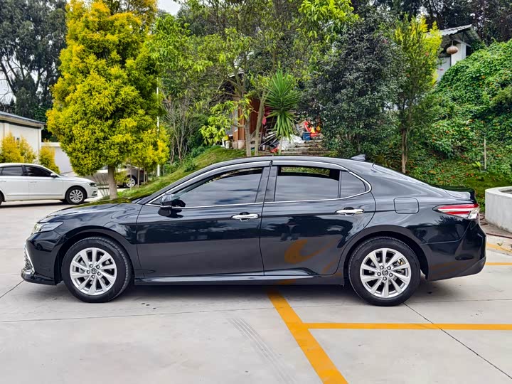 Фото 8 - Toyota Camry