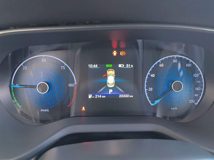 Фото 11 - Hongqi E-QM5