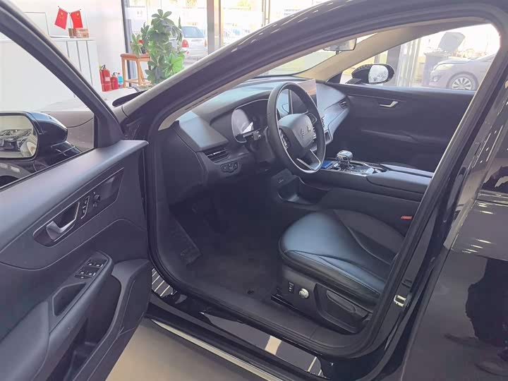 Фото 15 - Hongqi E-QM5