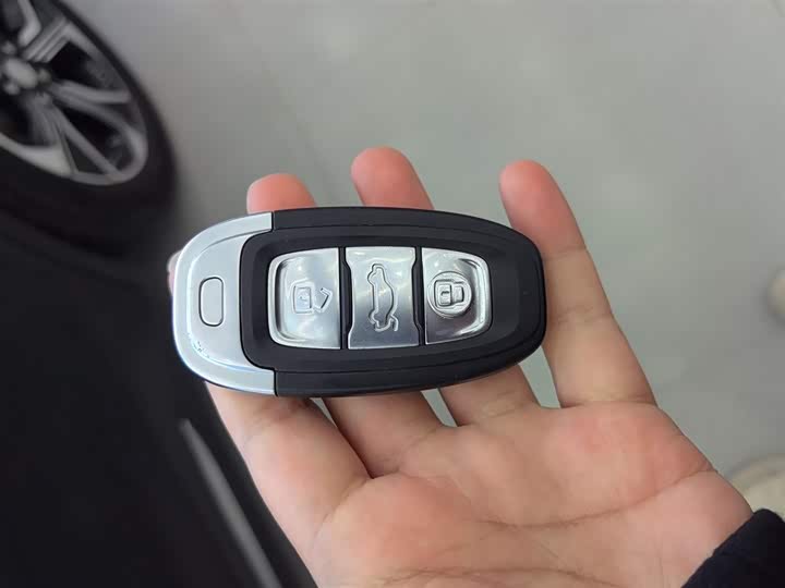 Фото 8 - Hongqi E-QM5