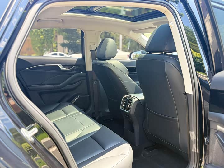 Фото 12 - Bestune B70