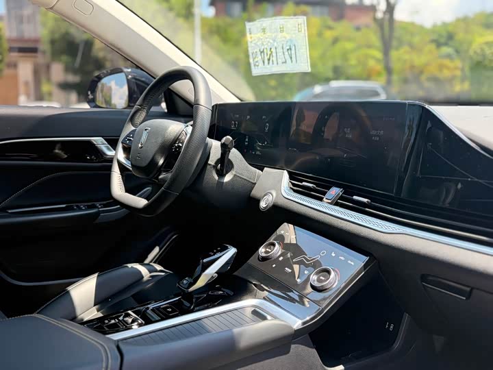 Фото 14 - Bestune B70