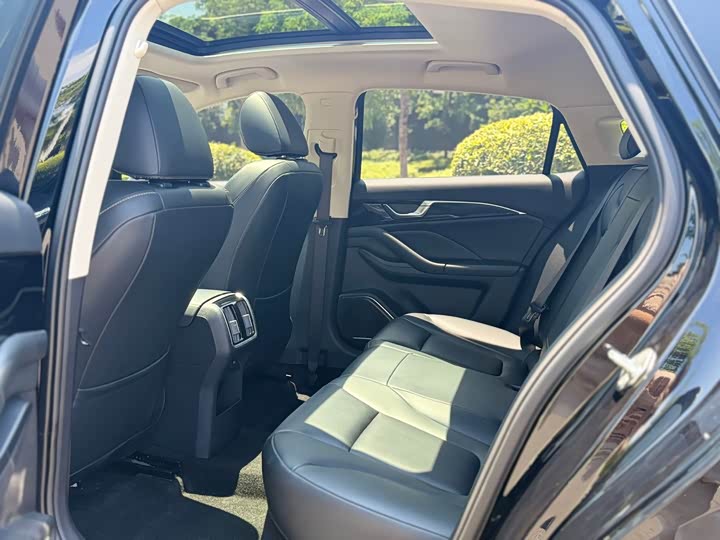 Фото 9 - Bestune B70