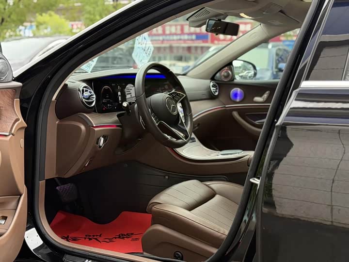 Фото 10 - Mercedes-Benz E-Class