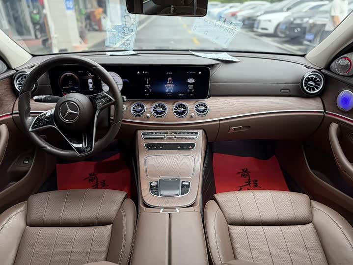 Фото 15 - Mercedes-Benz E-Class