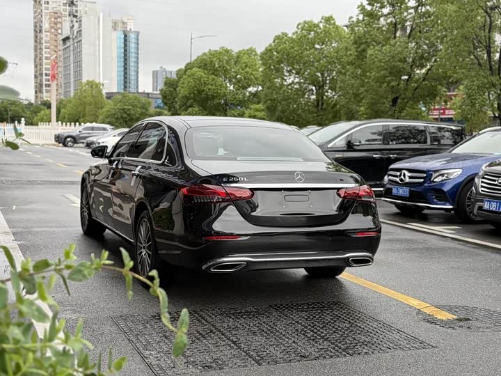 Фото 17 - Mercedes-Benz E-Class