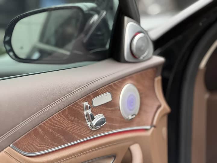 Фото 9 - Mercedes-Benz E-Class