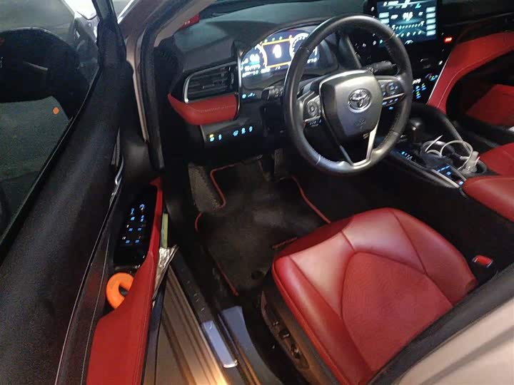 Фото 14 - Toyota Camry