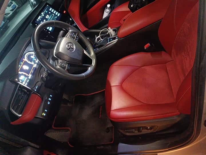 Фото 8 - Toyota Camry