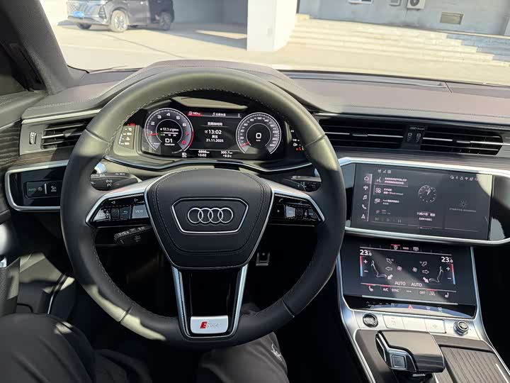 Фото 17 - Audi A6L
