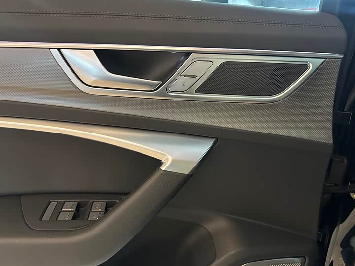 Фото 11 - Audi A6L