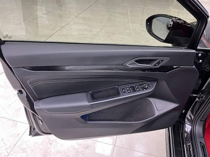 Фото 10 - Volkswagen Golf