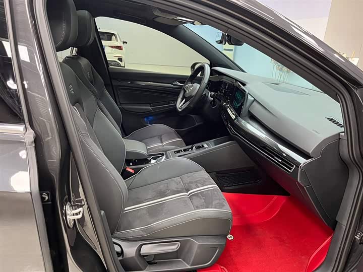 Фото 13 - Volkswagen Golf