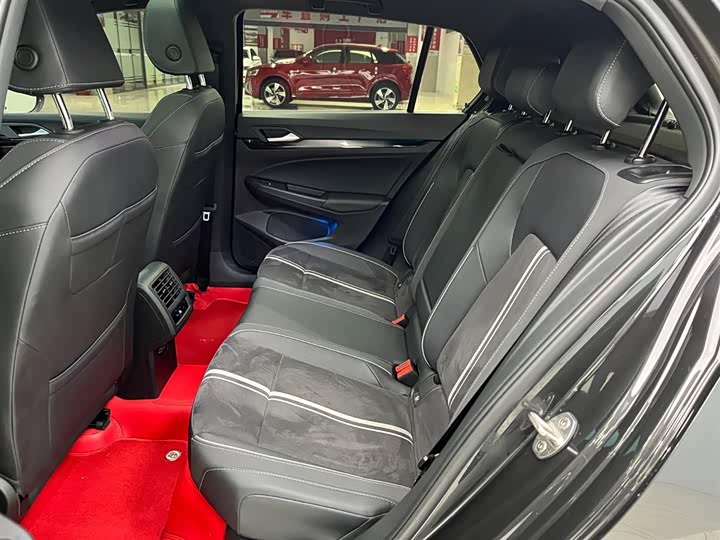 Фото 14 - Volkswagen Golf