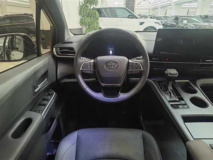 Фото 13 - Toyota Sienna