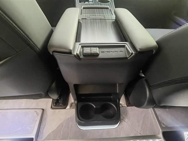 Фото 21 - Toyota Sienna