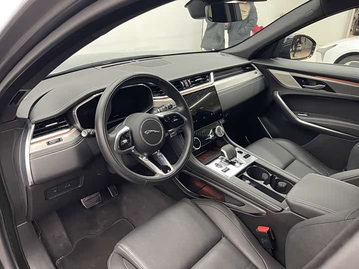 Фото 10 - Jaguar F-Pace