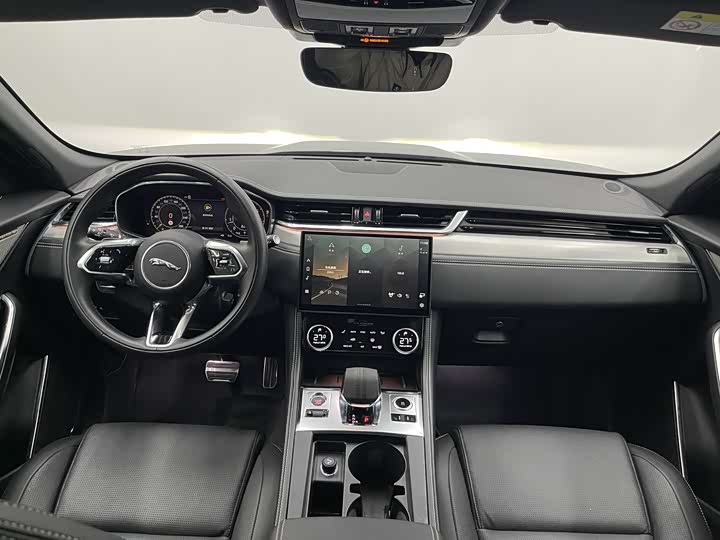 Фото 11 - Jaguar F-Pace