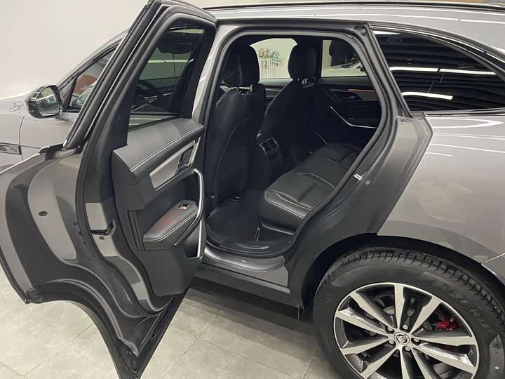 Фото 14 - Jaguar F-Pace