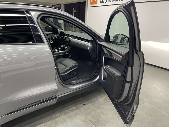 Фото 8 - Jaguar F-Pace