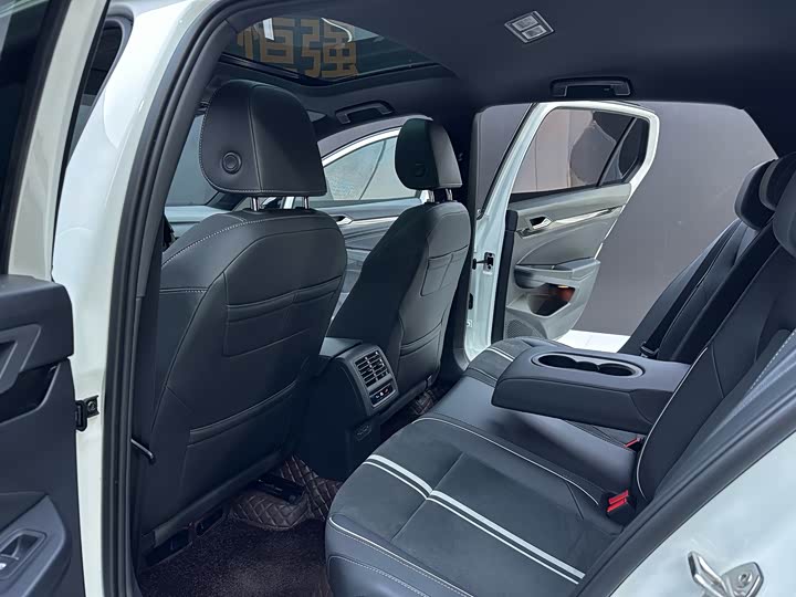 Фото 13 - Volkswagen Golf