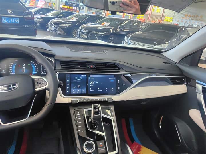 Фото 13 - Geely Atlas