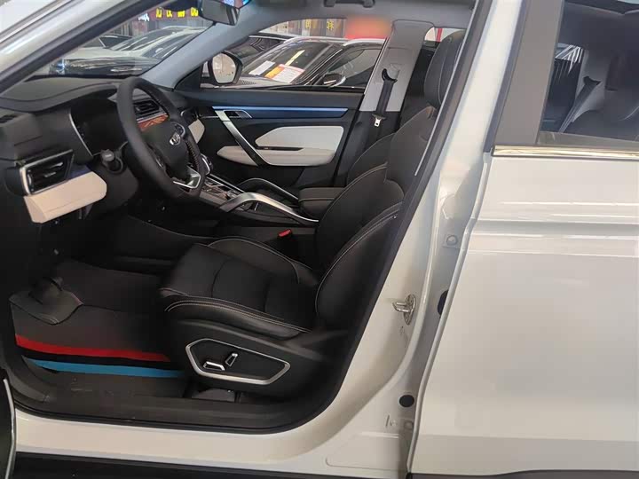 Фото 15 - Geely Atlas