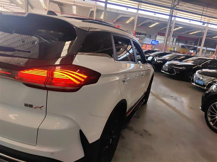 Фото 8 - Geely Atlas