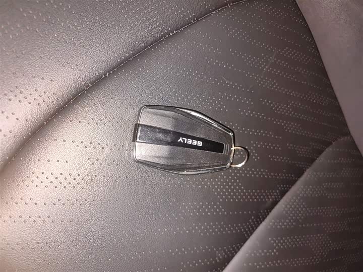 Фото 9 - Geely Atlas