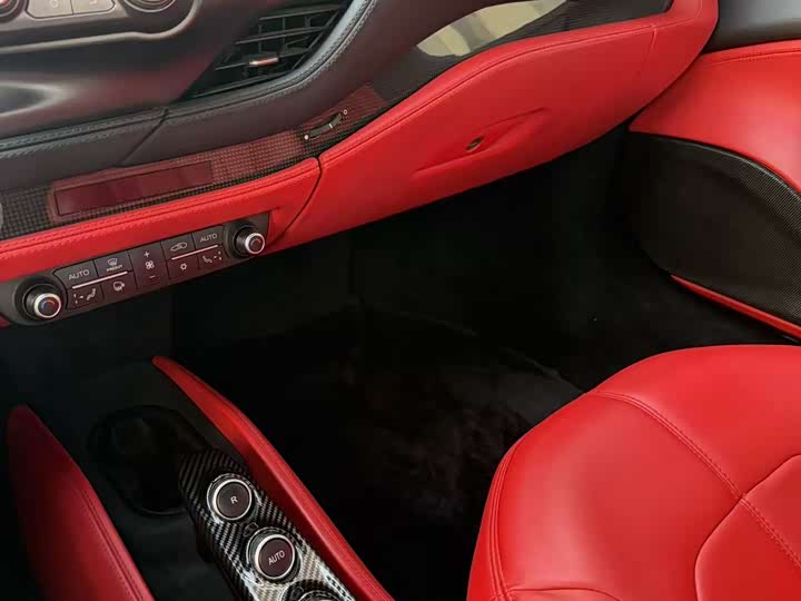 Фото 3 - Ferrari F8