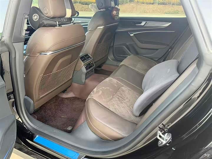 Фото 7 - Audi A7L