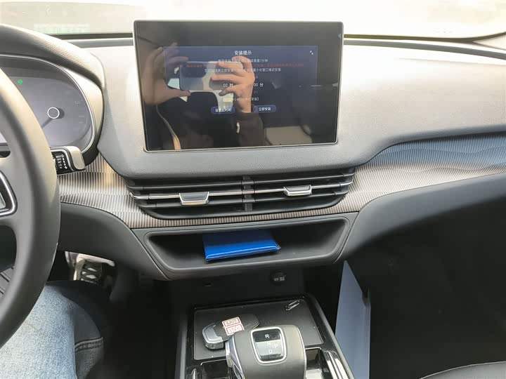 Фото 13 - Hongqi E-QM5