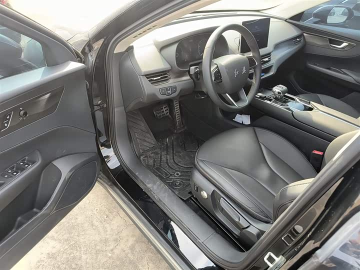 Фото 16 - Hongqi E-QM5