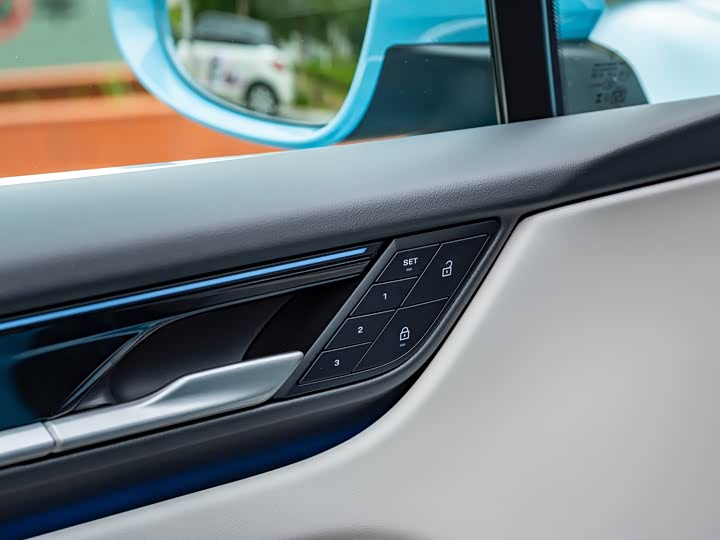 Фото 16 - Porsche Macan EV