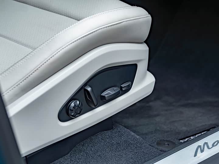 Фото 17 - Porsche Macan EV