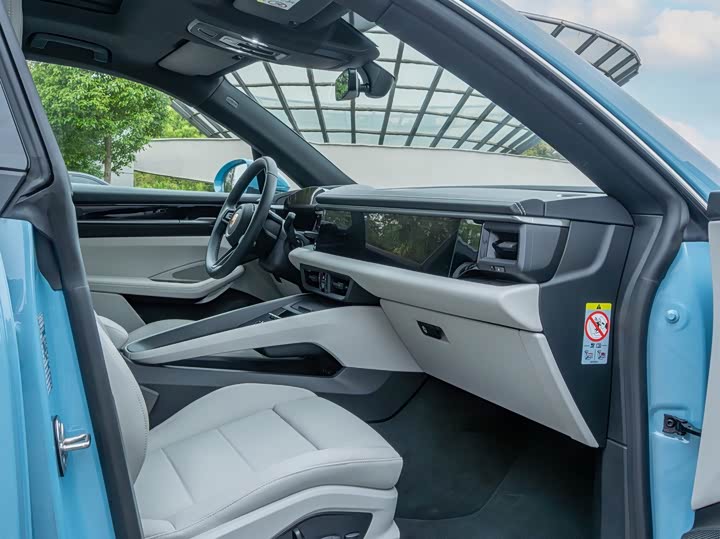 Фото 22 - Porsche Macan EV