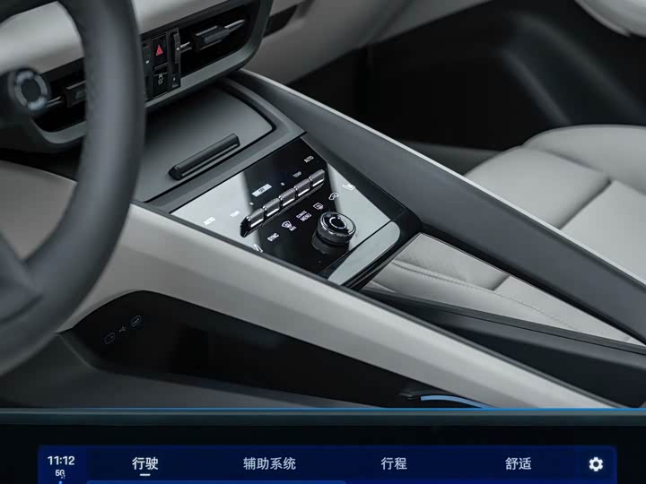 Фото 31 - Porsche Macan EV