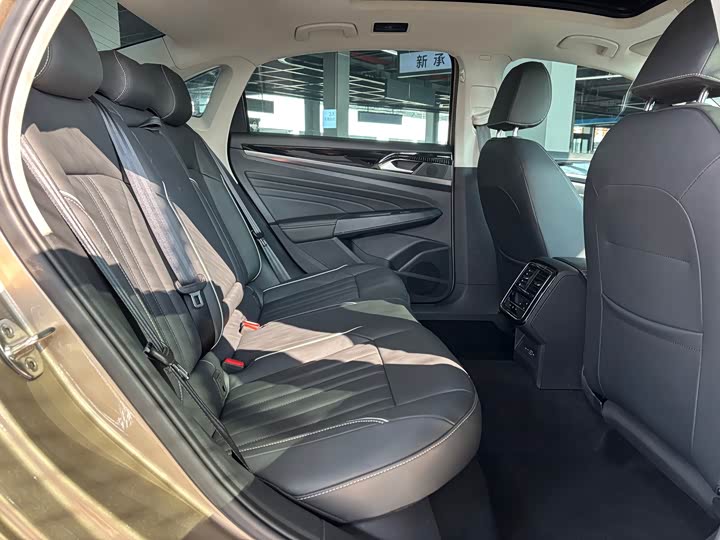 Фото 10 - Volkswagen Passat