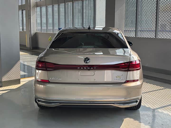 Фото 13 - Volkswagen Passat