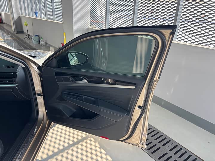 Фото 14 - Volkswagen Passat