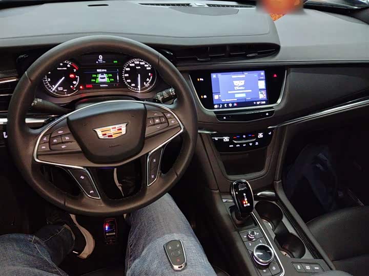 Фото 10 - Cadillac XT5